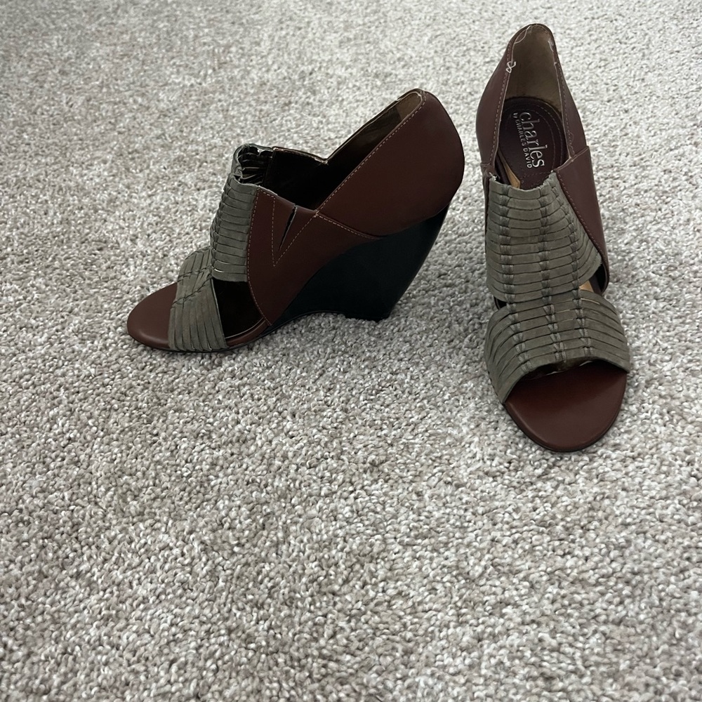 CHARLES DAVID wedge sandal